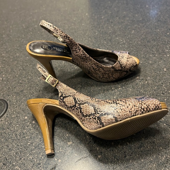 High heeled shoe by Mootsies Tootsies - Picture 1 of 5
